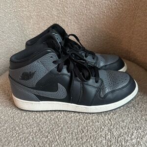 Air Jordan 1 Mid Black Dark Grey‎ Gradeschool Size 6.5Y or Women’s 8.5